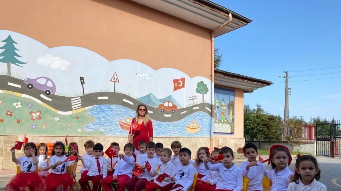 Turuncu Öğle Sınıfı 29 Ekim Cumhuriyet Bayramını Coşkuyla kutladı
