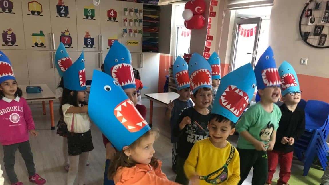Turuncu öğle sınıfı baby shark dansı
