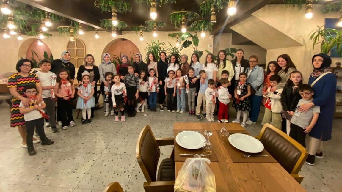 Okulumuz  Yeşil  sınıf öğle grubu   öğretmenimiz ,Gülden  BAŞSET  '' Anneler Günü ''  programı.